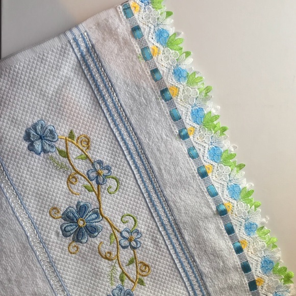 (2) Beautiful Embroidered Hand Towel - Picture 4 of 4